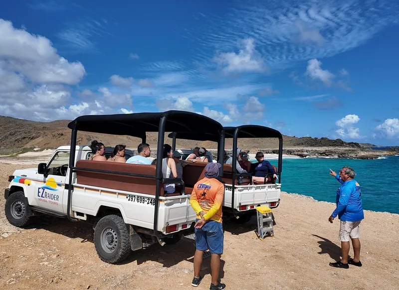 EZ Raider Safari-Trucks parken an einem Küstenstopp in Arikok